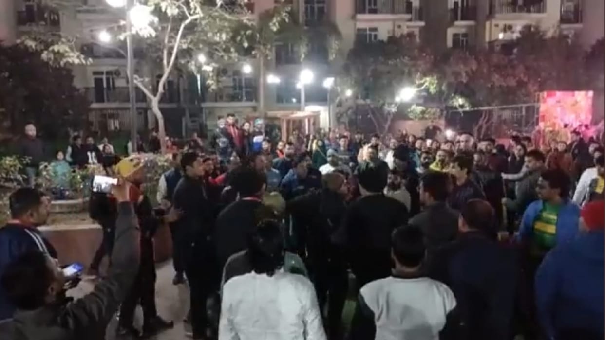 fir on three including delhi police constable for assault in new year party in greater noida