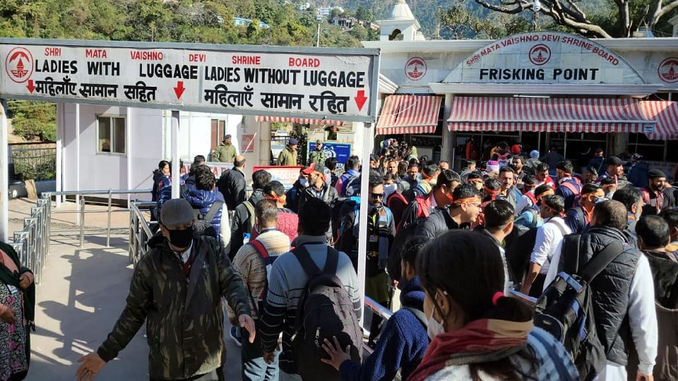 Jammu Kashmir: Devotees arrive visit Vaishno Devi New Year, crowd being monitored 500 cameras