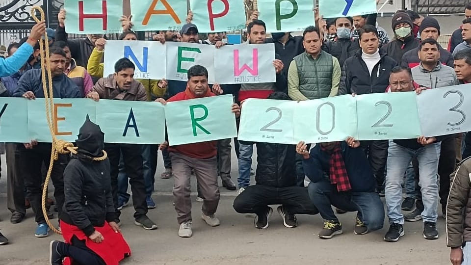 New Year 2023 Uttarakhand secretariat dismissed employees Unique protest and warning to government