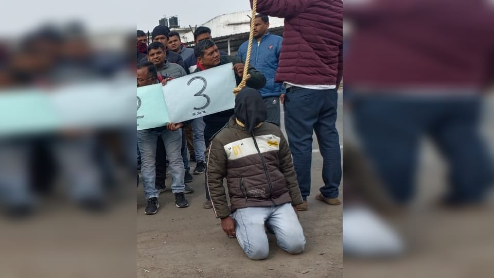 New Year 2023 Uttarakhand secretariat dismissed employees Unique protest and warning to government