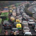 सड़क जाम में फंसे वाहन