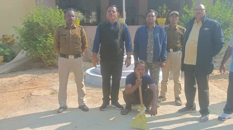 पुलिस गिरफ्त में आरोपी पिता।