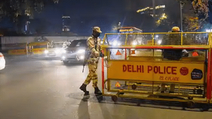 Delhi Police saved woman who went out to commit suicide nine month old child