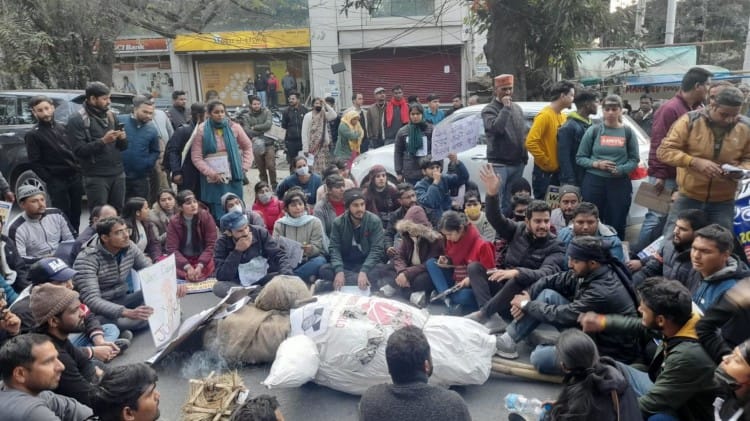 Dehradun: भर्ती रद्द होने से नाराज अभ्यर्थियों का फूटा गुस्सा, सीएम आवास कूच करने पहुंचे, पुलिस ने रोका कर्मचारियों का प्रदर्शन