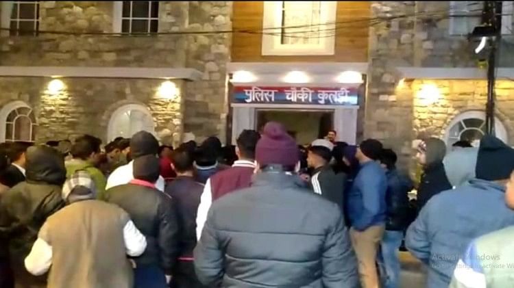 Mussoorie: दिल्ली के शराब कारोबारी के गार्ड ने कुलड़ी के व्यापारी से की मारपीट, व्यापारियों ने घेरी चौकी मसूरी में हंगामा
