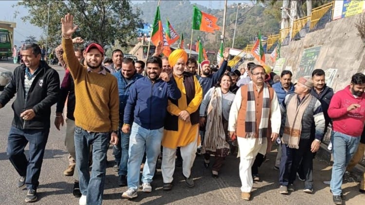 Bilaspur News: तीन दिन से रेलवे प्रोजेक्ट का काम बंद करने पर फूटा भाजपा का गुस्सा, निकाली रैली स्वारघाट बाजार में रैली निकालते भाजपा कार्यकर्ता।