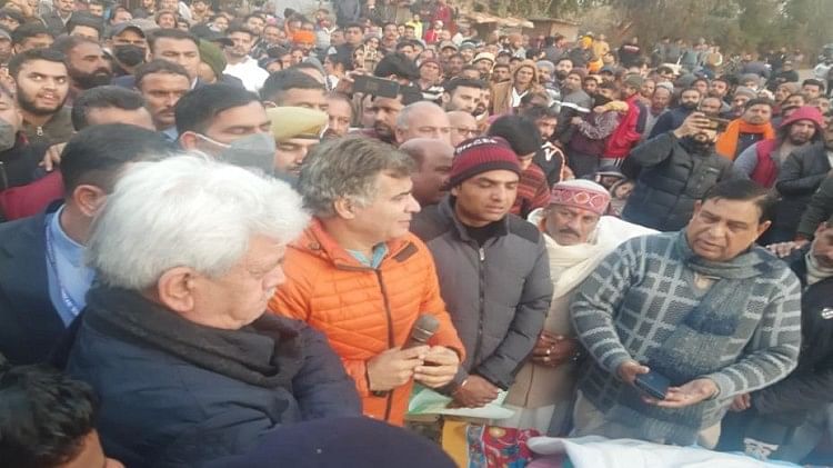 जम्मू कश्मीर: आतंकी वारदात के बाद राजोरी के डांगरी गांव पहुंचे एलजी मनोज सिन्हा, पीड़ितों को दी सांत्वना राजोरी के डांगरी गांव पहुंचे एलजी मनोज सिन्हा