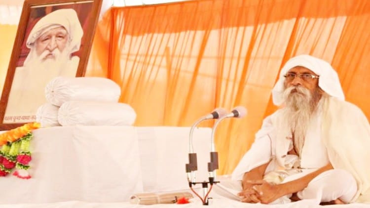 उज्जैन आश्रम में नामदान कार्यक्रम में बाबा उमाकांत महाराज