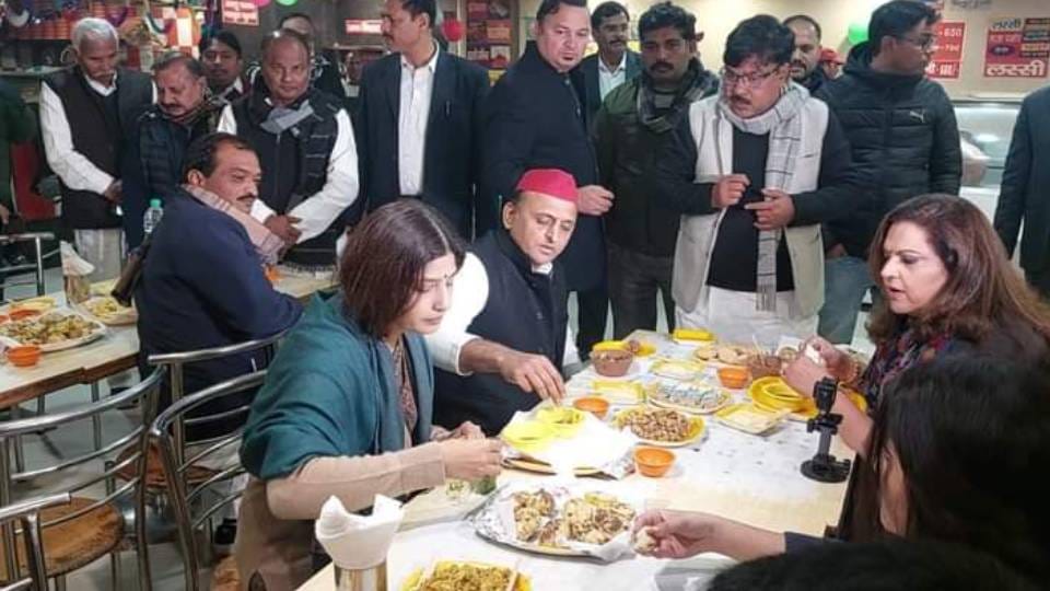 Akhilesh Yadav reached Mainpuri with MP Dimple and daughter and tasted chaat here