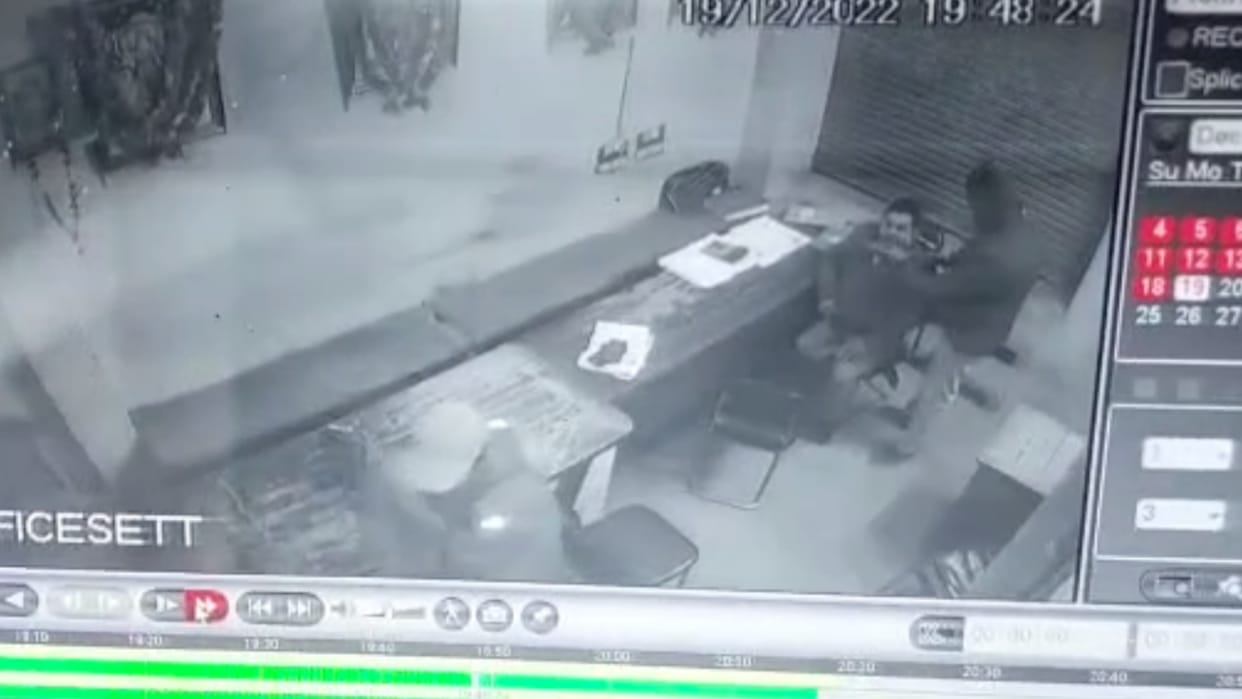 Goons hostage a businessman and his son, asked for money in Bahraich.
