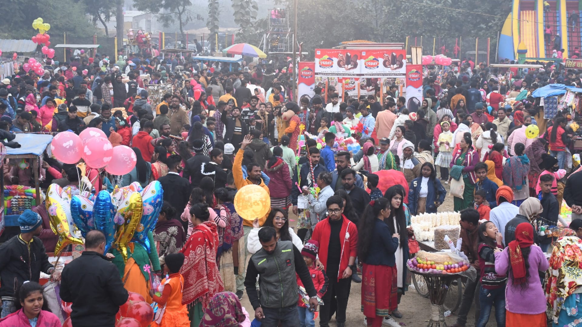 large number of gorakhpur people went out on first day of new year 2023