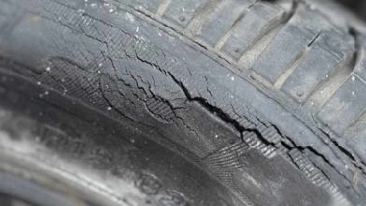 Due to some reasons cracks start coming in the tyres, do this work immediately and drive safe
