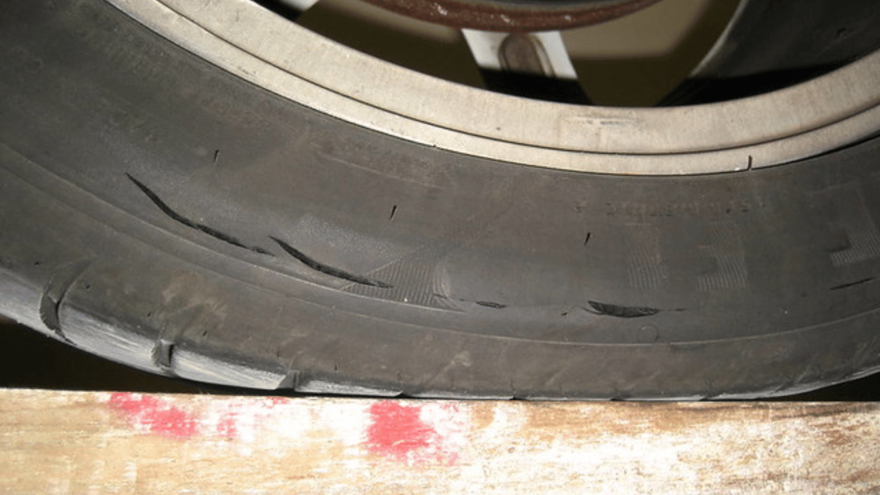 Due to some reasons cracks start coming in the tyres, do this work immediately and drive safe