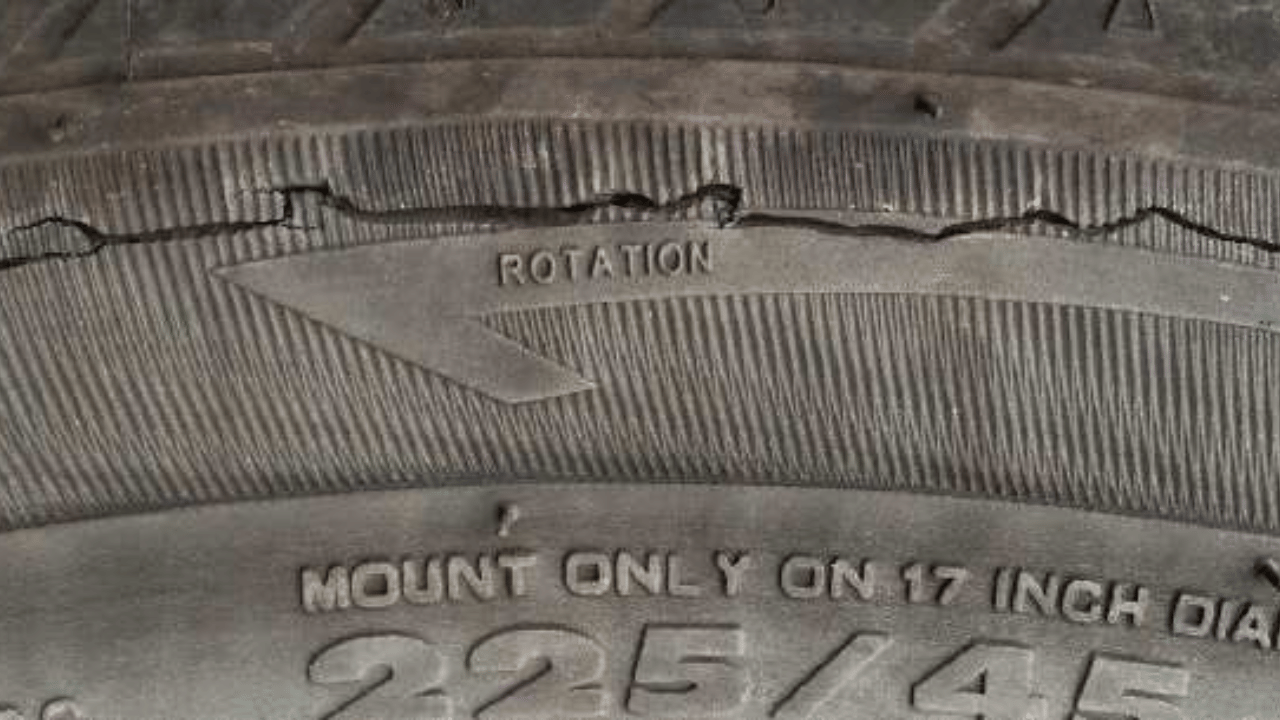 Due to some reasons cracks start coming in the tyres, do this work immediately and drive safe