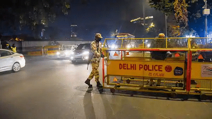 महिपालपुर के बाद तिलक नगर में घसीटा गया युवक: तेज रफ्तार कार ने डिलीवरी ब्वॉय को 50मीटर घसीटा, बाल-बाल बची जान Car driver dragged scooter rider 50 meters after collision in Tilak Nagar Delhi