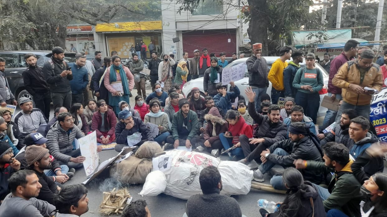 candidates got angry due to cancellation of forest inspector recruitment reached CM residence Uttarakhand news