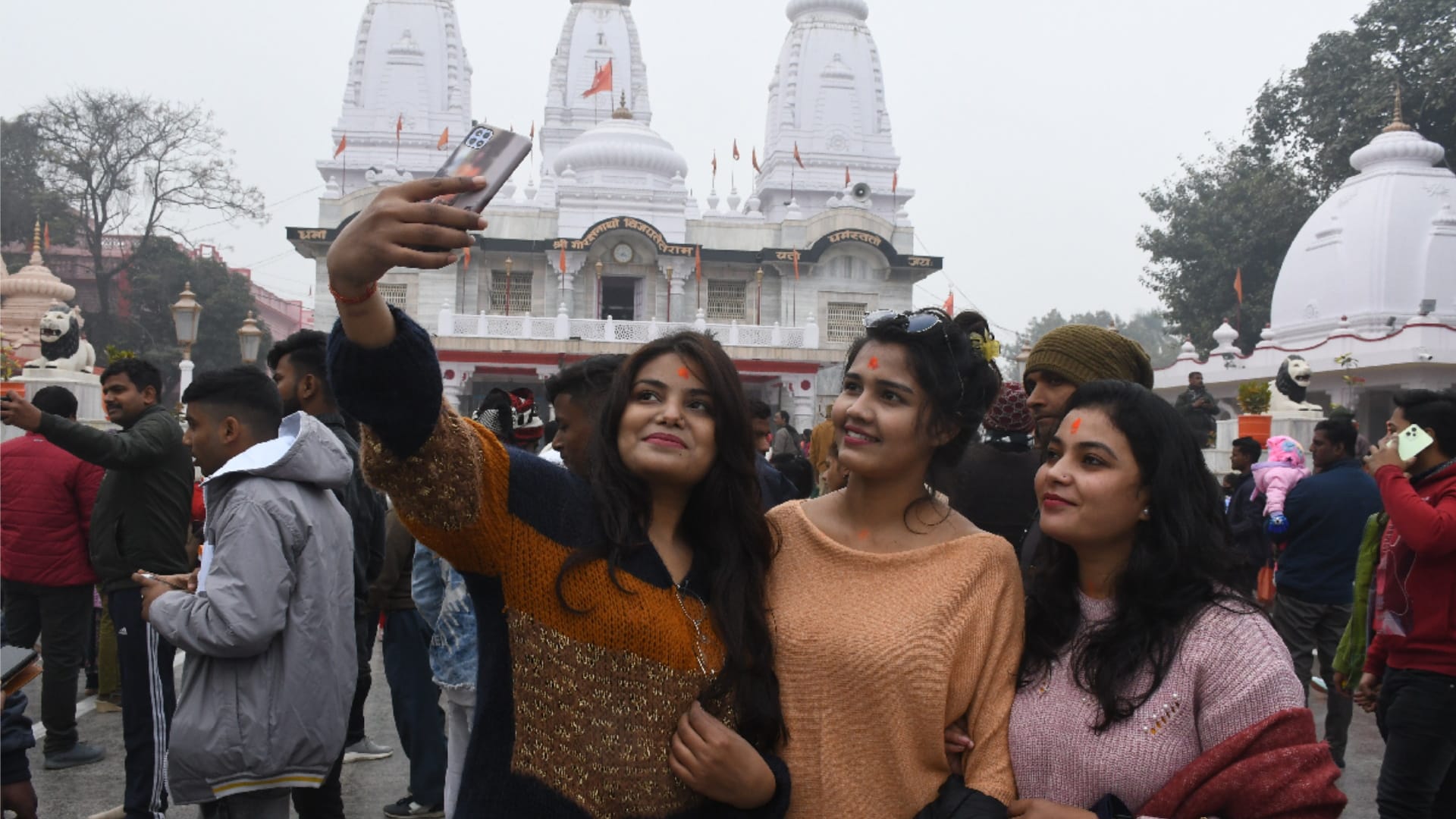 large number of gorakhpur people went out on first day of new year 2023
