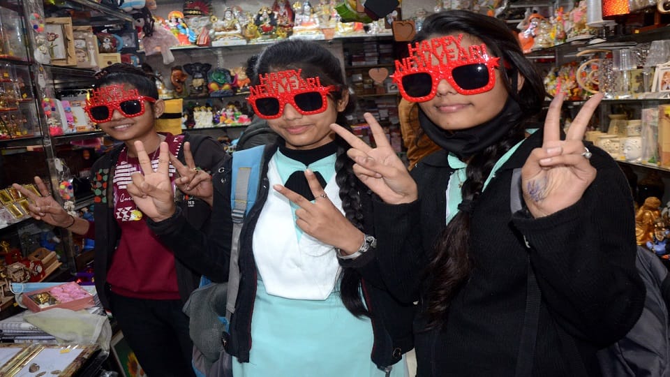 Worship in temples New Year fun in parties in Aligarh