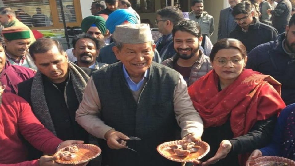 Uttarakhand News: Congress Leader Harish Rawat Gives Maduwa Party