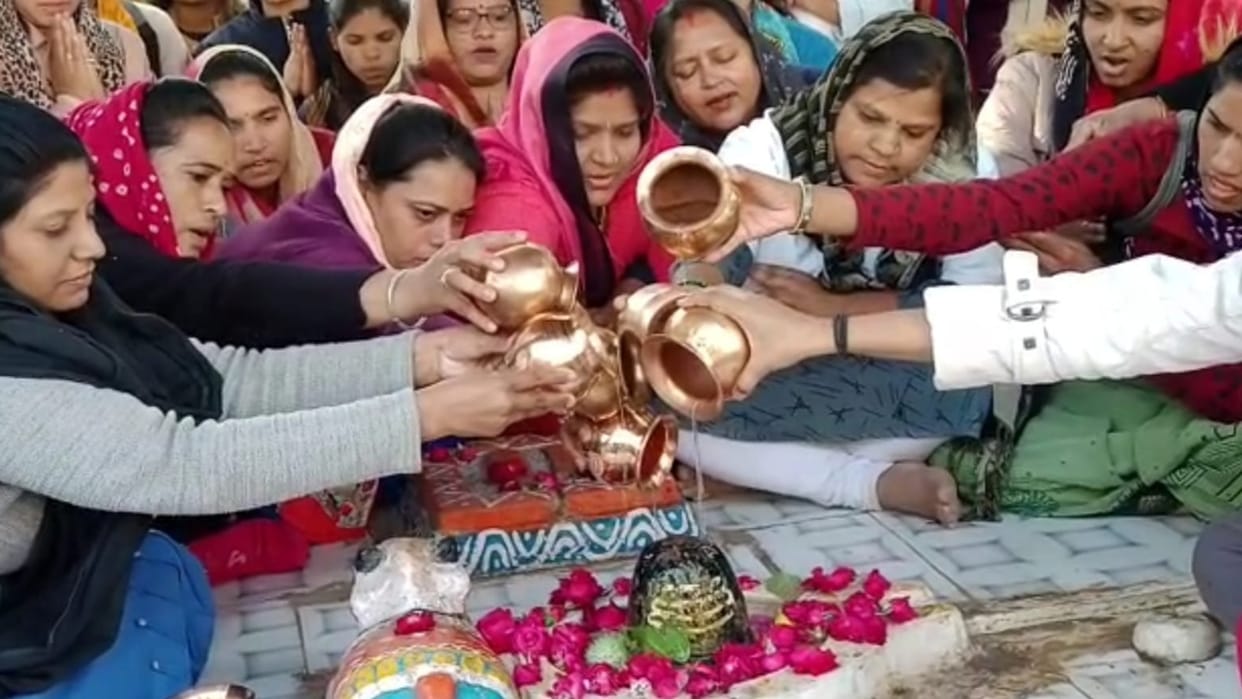 Ratlam: Striking employees now in the shelter of Lord Shiva, offered water in the temple