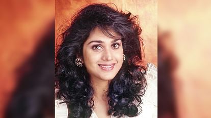 Meenakshi Seshadri Birthday know in detail about Hero Ghatak Damini actress life career unknown facts