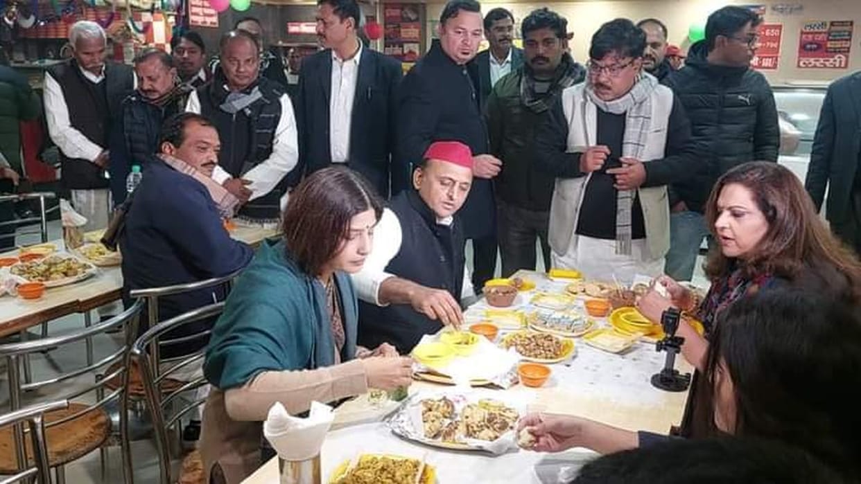 Mainpuri: Akhilesh tastes chaat, Dimple tastes carrot pudding