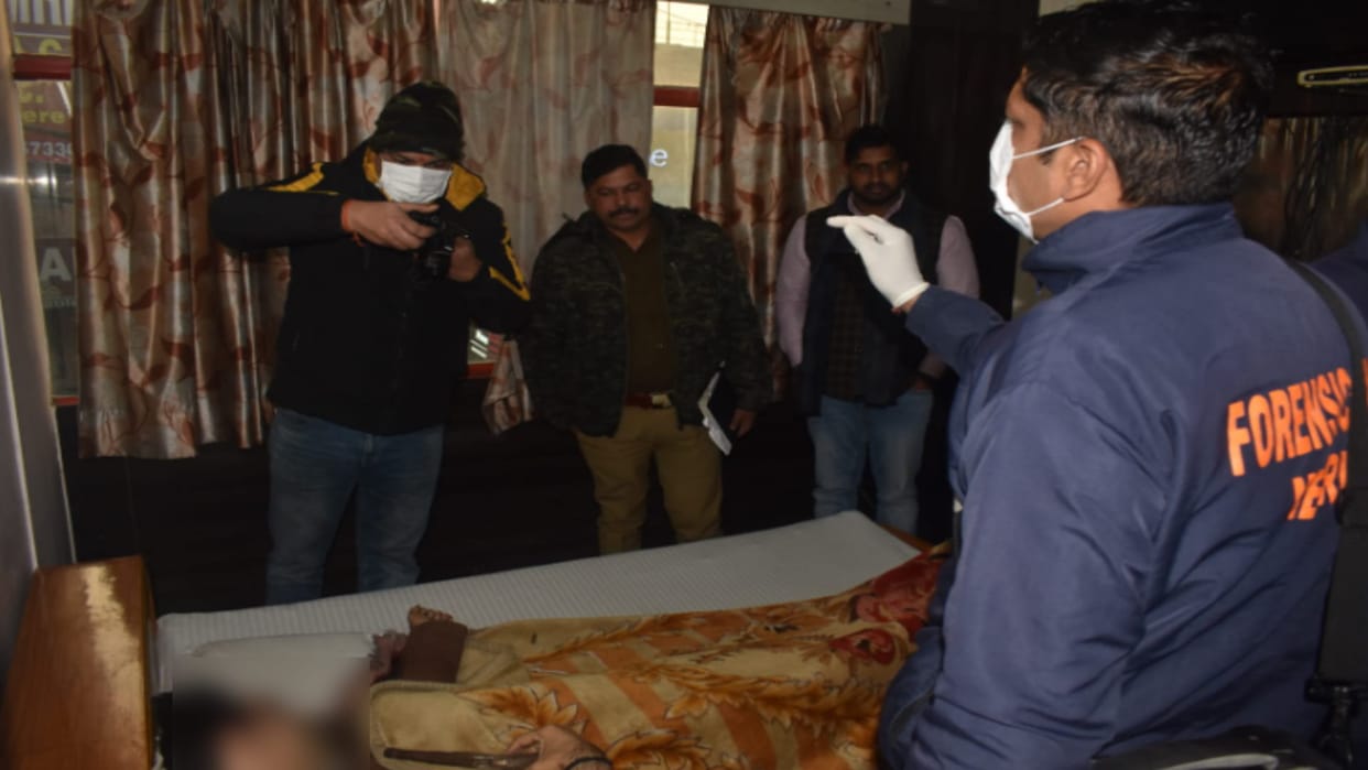 Meerut News: Dead Body of youth and suicide note found in a hotel by police after suicide