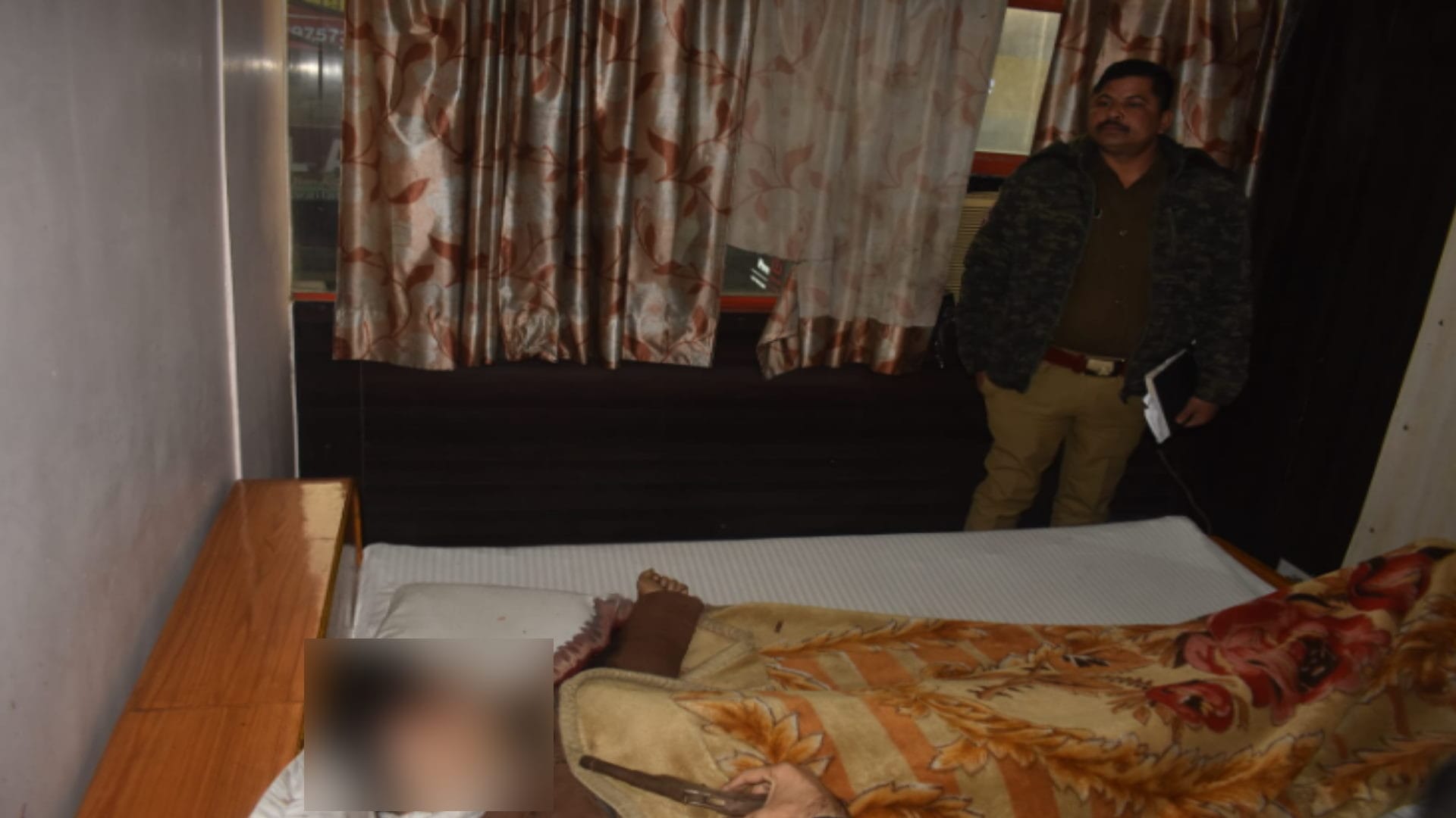 Meerut News: Dead Body of youth and suicide note found in a hotel by police after suicide
