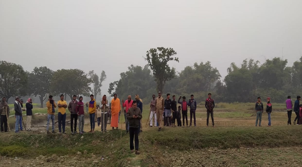 Leopard attacked an old man who went to  farm in mirzapur panic among villagers