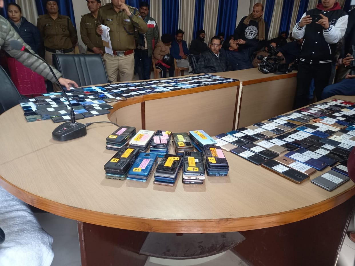 Doon police Big recovery of mobile phones worth more than 50 lakhs returned to 252 people
