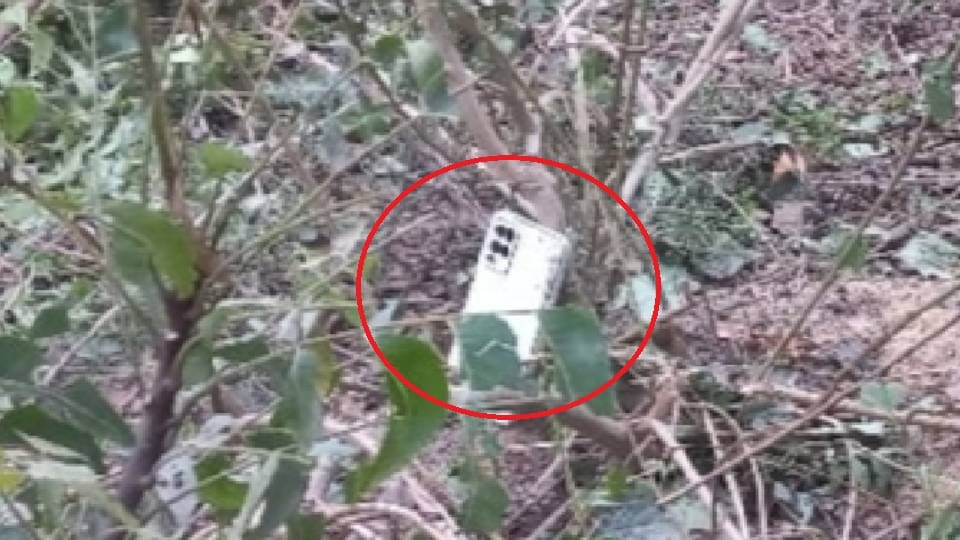young man committed suicide by hanging himself by making video call to his wife In Etah