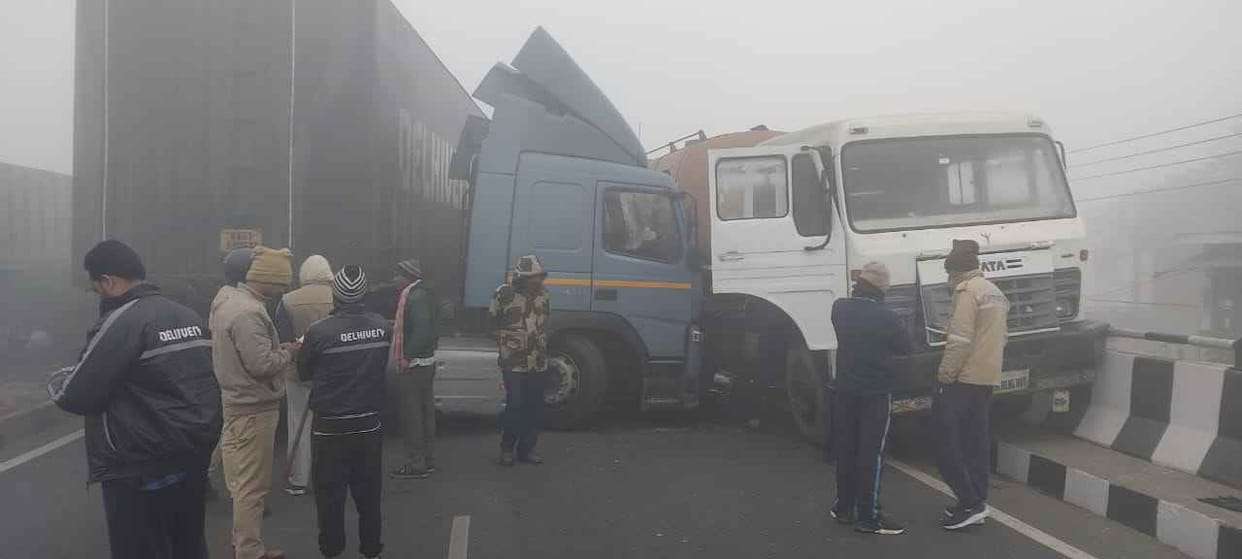 Two trailers collided on the forelane, jammed for two hours