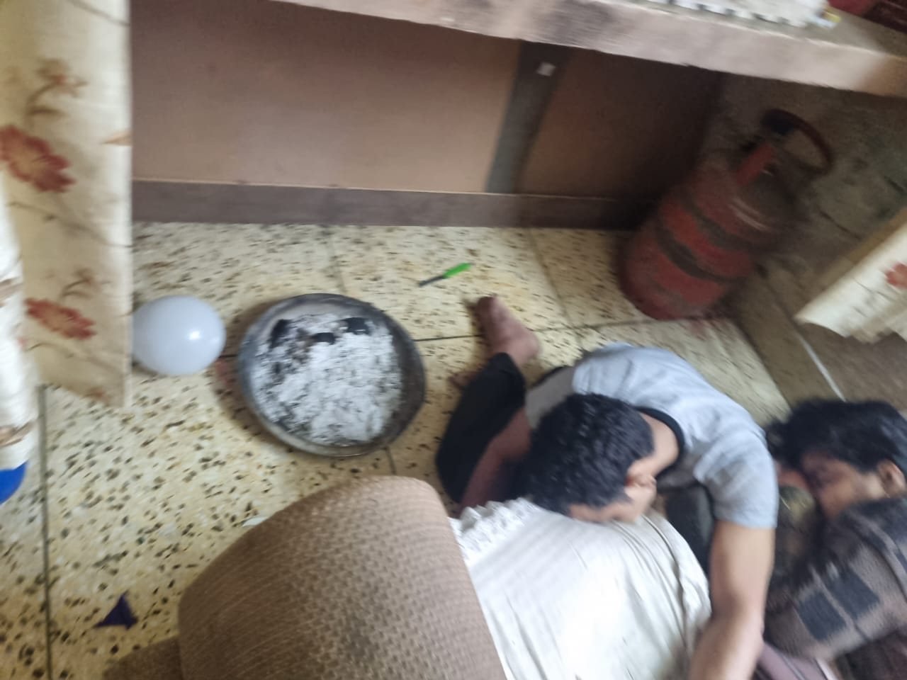 Meerut News: family slept to death on daughters birthday due to keeping bonfire in room