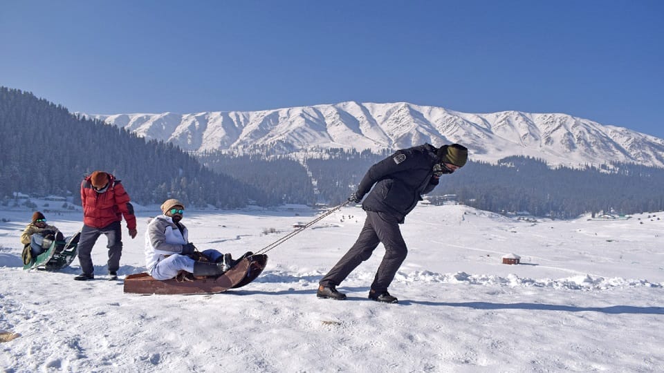 possibility snowfall Jammu Kashmir till January 10, Gulmarg - 10 degree temperature