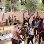 नारायणपुर में जवानों से मारपीट करते उपद्रवी।