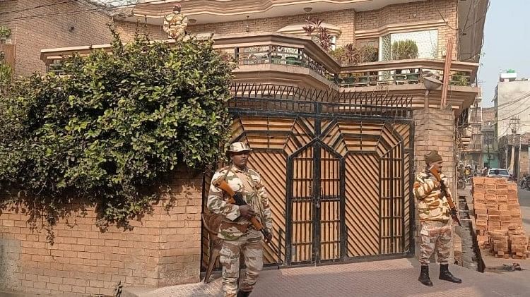 Income Tax Raid: बसपा सांसद के ठिकानों पर 72 घंटों से कार्रवाई जारी, मिले कई अहम सुराग आयकर विभाग की कार्रवाई
