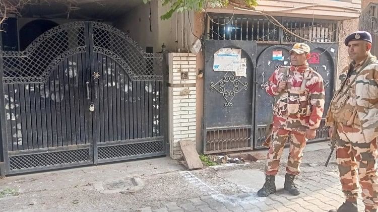 Income Tax Raid: बसपा सांसद के ठिकानों पर 72 घंटों से कार्रवाई जारी, मिले कई अहम सुराग आयकर विभाग की कार्रवाई
