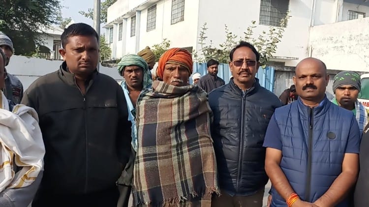 अस्पताल के बाहर मौजूद पीड़ित के परिजन