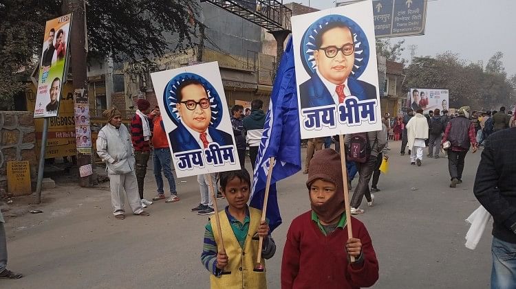 Bharat Jodo Yatra: राहुल की यात्रा में आंबेडकर-कांशीराम के जयकारे, खरगे के कारण कांग्रेस की ओर लौटे दलित वोटर! Bharat Jodo Yatra: राहुल गांधी की भारत जोड़ो यात्रा में दलित आइकॉन के झंडे लेकर पहुंचे बच्चे