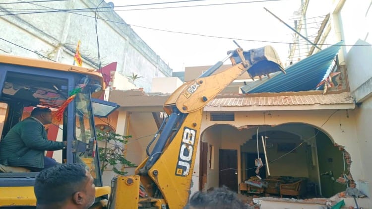 चायना डोर रखने वाले के घर चला निगम का बुलडोजर