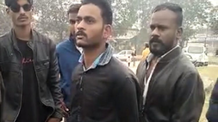 लोगों ने आरोपी को पकड़कर पुलिस को सौंप दिया।