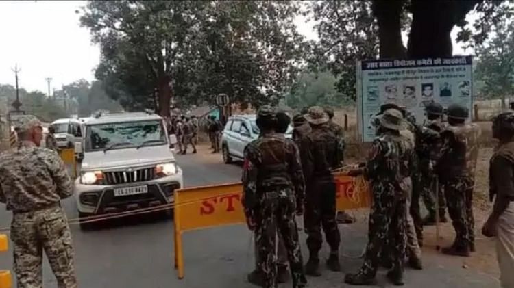 नारायणपुर में उपद्रव के बाद जवान तैनात किए गए हैं।