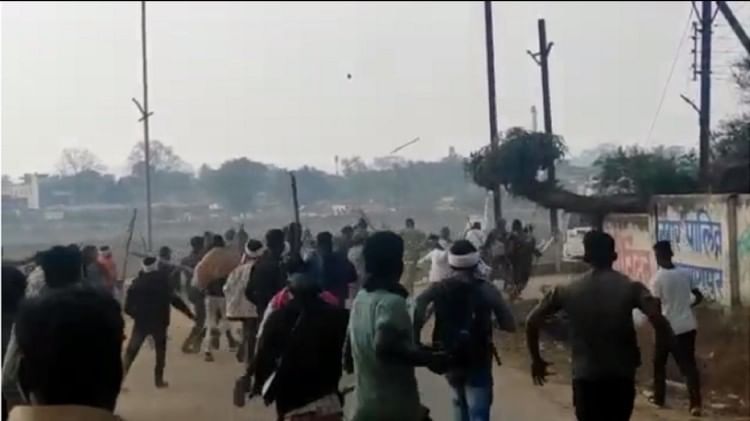 जवानों को लाठी-डंडे और पत्थर लेकर दौड़ाते उपद्रवी।