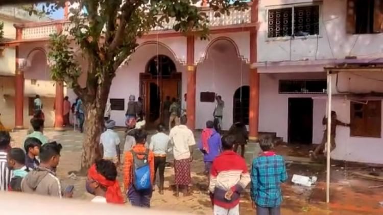 चर्च में तोड़फोड़ करते उपद्रवी।