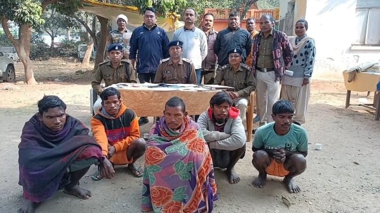 पुलिस गिरफ्त में आरोपी।