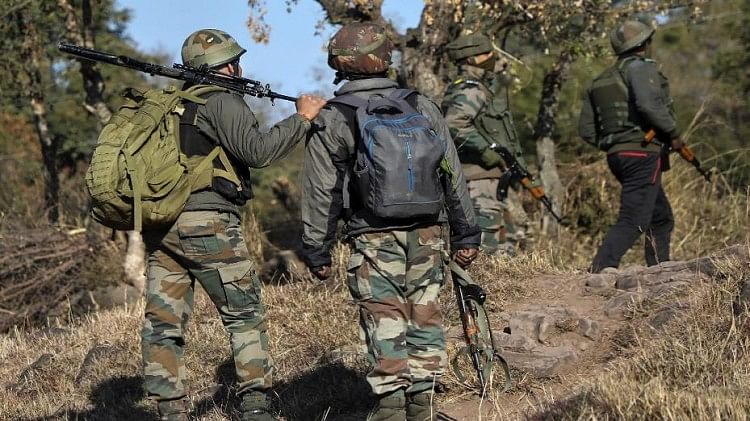 Rajouri Terror Attack: राजोरी सांप्रदायिक रूप से संवेदनशील, माहौल बिगाड़ने की साजिश के तहत की गई टारगेट किलिंग ढांगरी में आईईडी विस्फोट के बाद तलाशी अभियान चलाते सुरक्षाबल