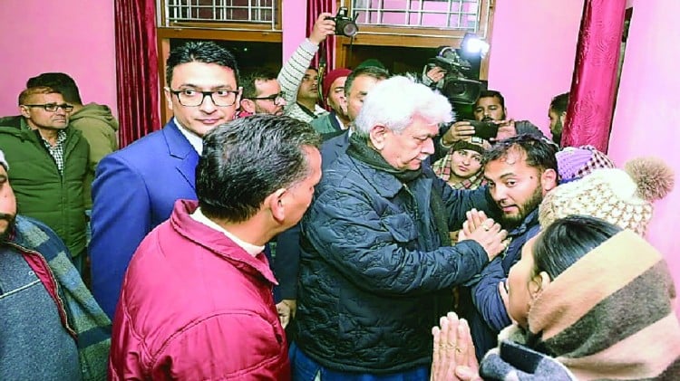 एजली मनोज सिन्हा ढांगरी में पीड़ित परिवारों से मिलते ही