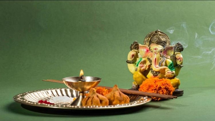 Budhwar Ganesh Ji Puja vidhi and Upay know How To Get The Grace Of Lord Ganesha in Hindi