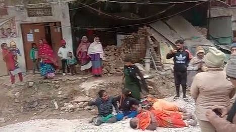 Women Lay Down In Front Of Jcb In Varanasi: Jcb Arrived To Break Shops In Bhikharipur, Fierce Ruckus