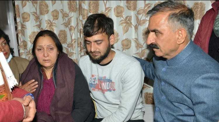 पत्नी और बेटे को सांत्वना देते मुख्यमंत्री सुखविंद्र सिंह सुक्खू।